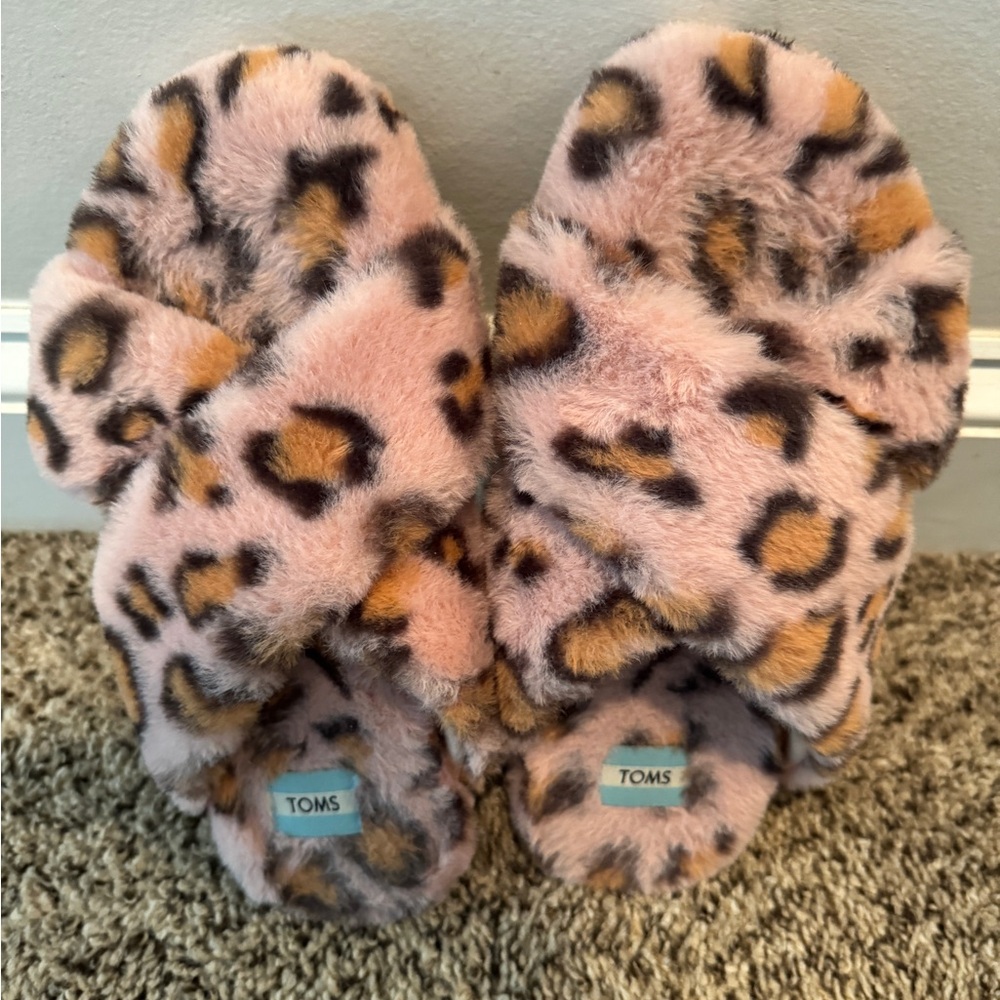 TOMS Fuzzy Leopard Print Slippers